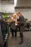 Dorothea Hoffmann und Andrea Cohen bei den Kaffeevorbereitungen