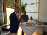 J. Stüdemann und Dr. P. Knopf gratulieren mit einem grünen Geschenk: 2 prächtige Weinstöcke.